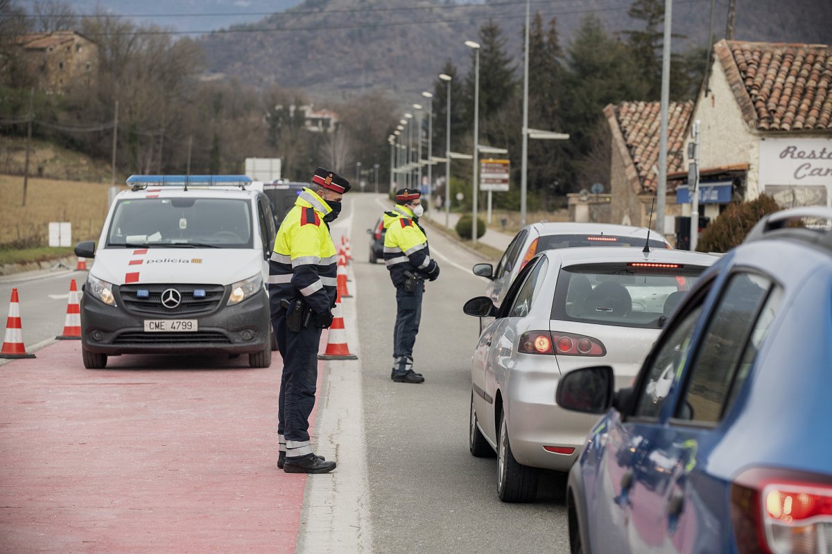 Un control dels Mossos d'Esquadra en l'entrada de vehicles al Ripollès, el desembre de l'any passat