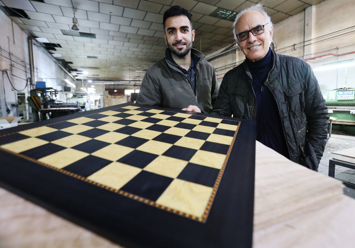 David i Joan Ferrer amb un dels taulers d'escacs que fabriquen