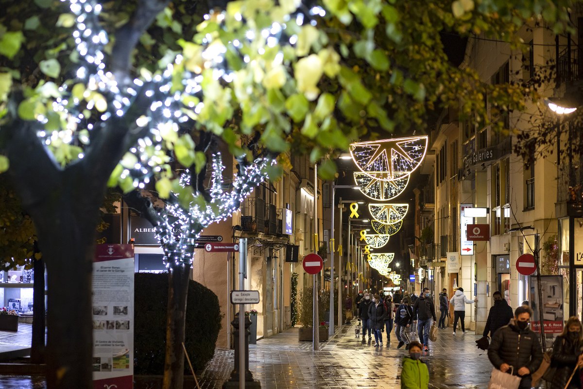 Llums de Nadal encesos al centre de la Garriga