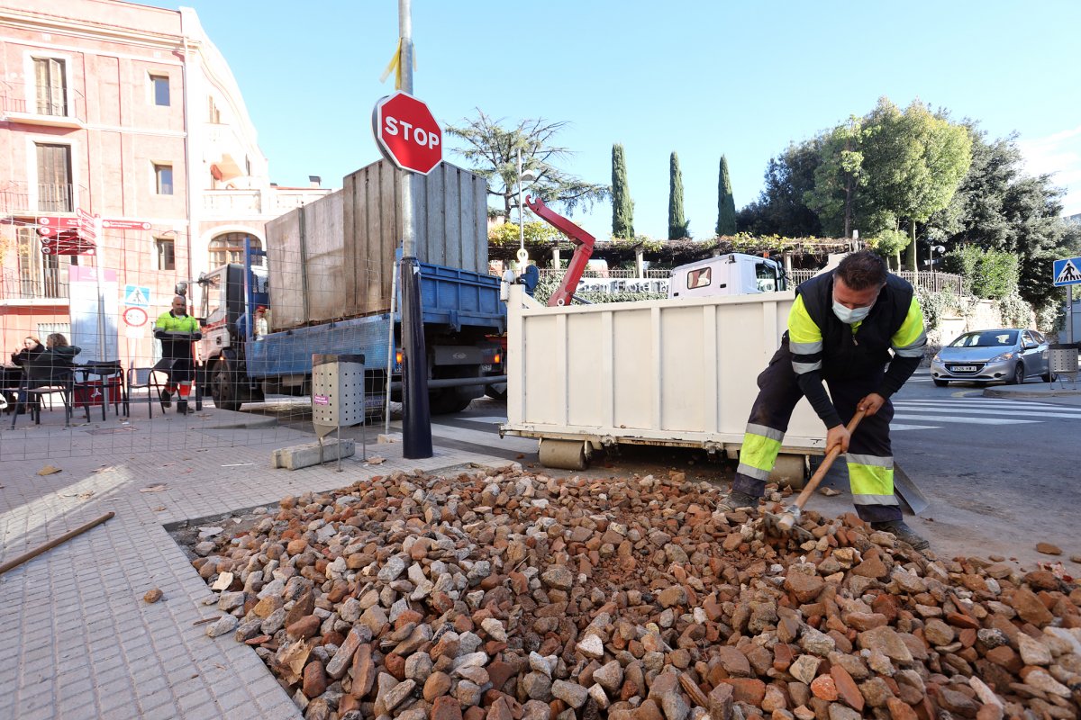 Els treballs per eliminar els contenidors soterrats de la cruïlla de la carretera de l'Ametlla i el carrer dels Banys