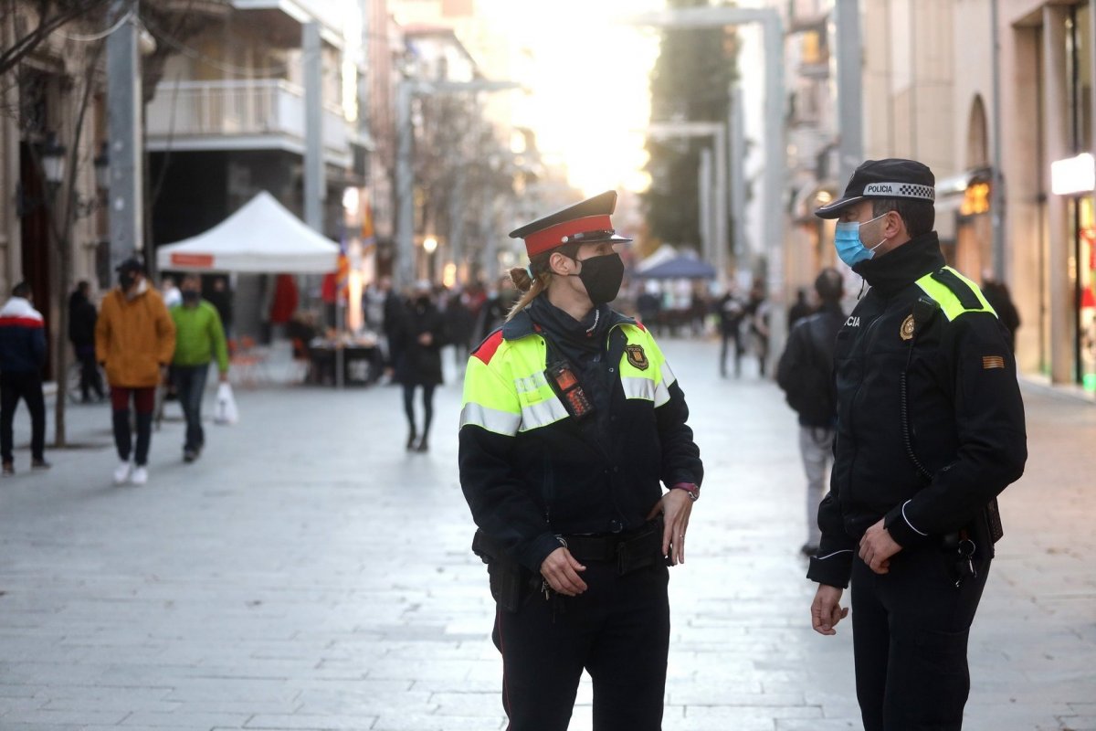 Una patrulla formada per una agent dels Mossos i un agent de la Policia Local de Granollers