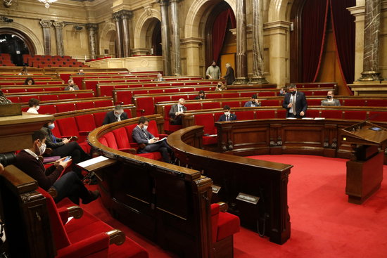 Imatge d'una sessió de control del Parlament durant la pandèmia