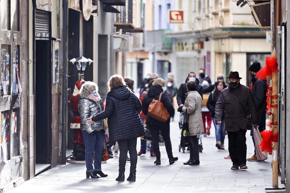 El carrer Sant Pere de Ripoll amb diverses persones comprant i passejant dimecres passat al migdia