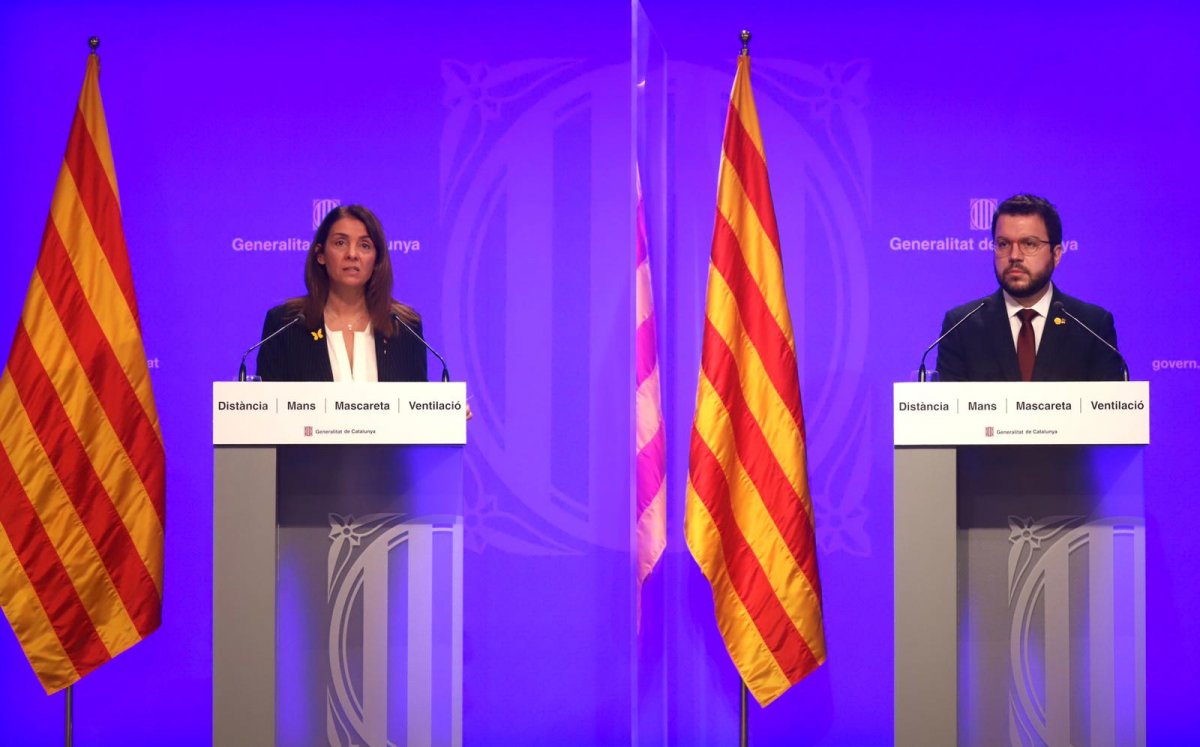 Aragonès i Budó anunciant les noves restriccions
