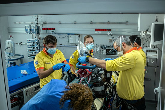 Professionals del SEM treballant amb un pacient crític complex gràcies a una UCI mòbi