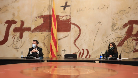 El vicepresident amb funcions de president, Pere Aragonès, i la consellera Meritxell Budó, durant la reunió del Consell Executiu del Govern, el 15 de desembre de 2020