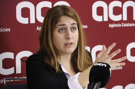 Primer pla de la secretària general del PNC, Marta Pascal, gesticulant durant una entrevista amb l'Agència Catalana de Notícies