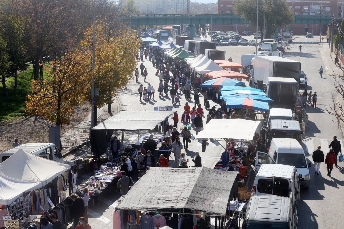 Parades del mercat resituades al passeig de la Ribera vistes des del pont de la ronda Nord
