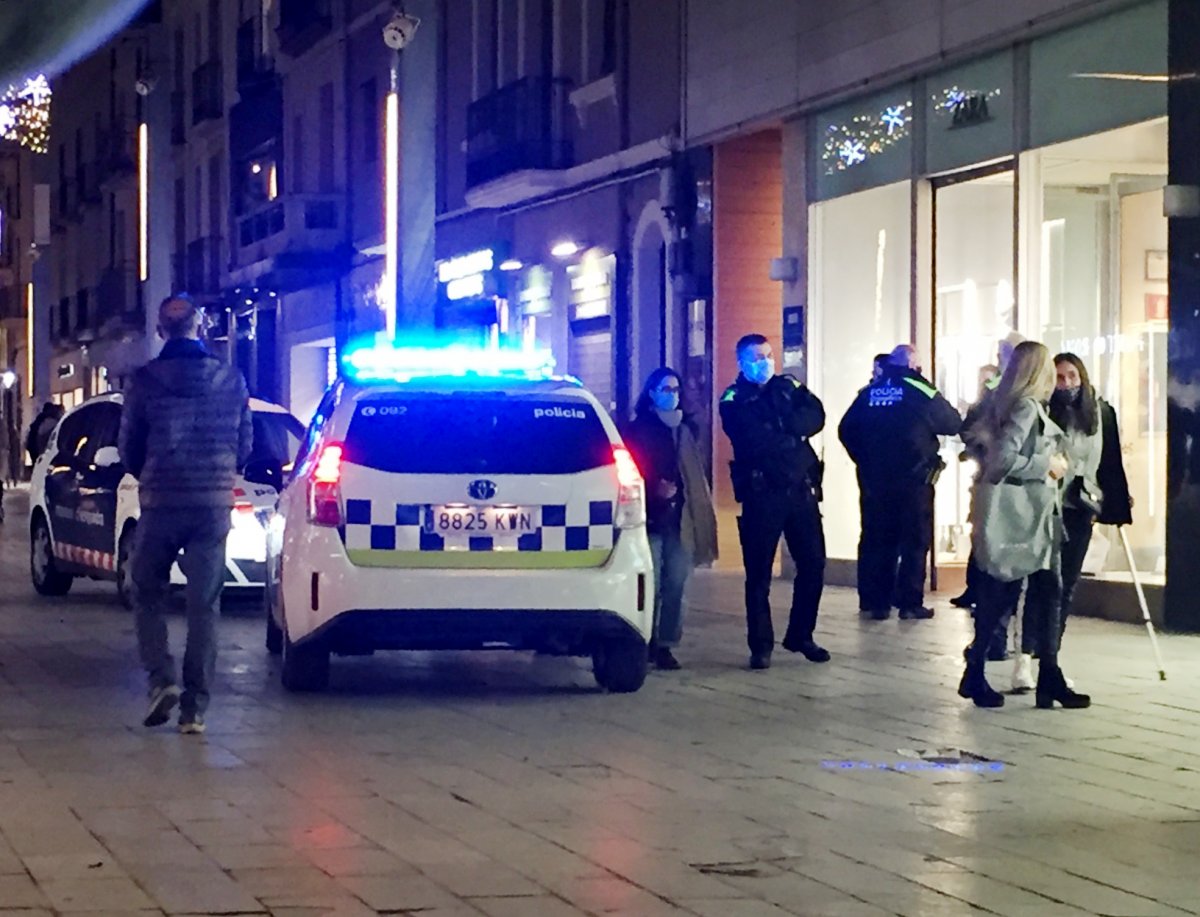 Patrulles de la Policia Local i dels Mossos davant de la botiga Zara