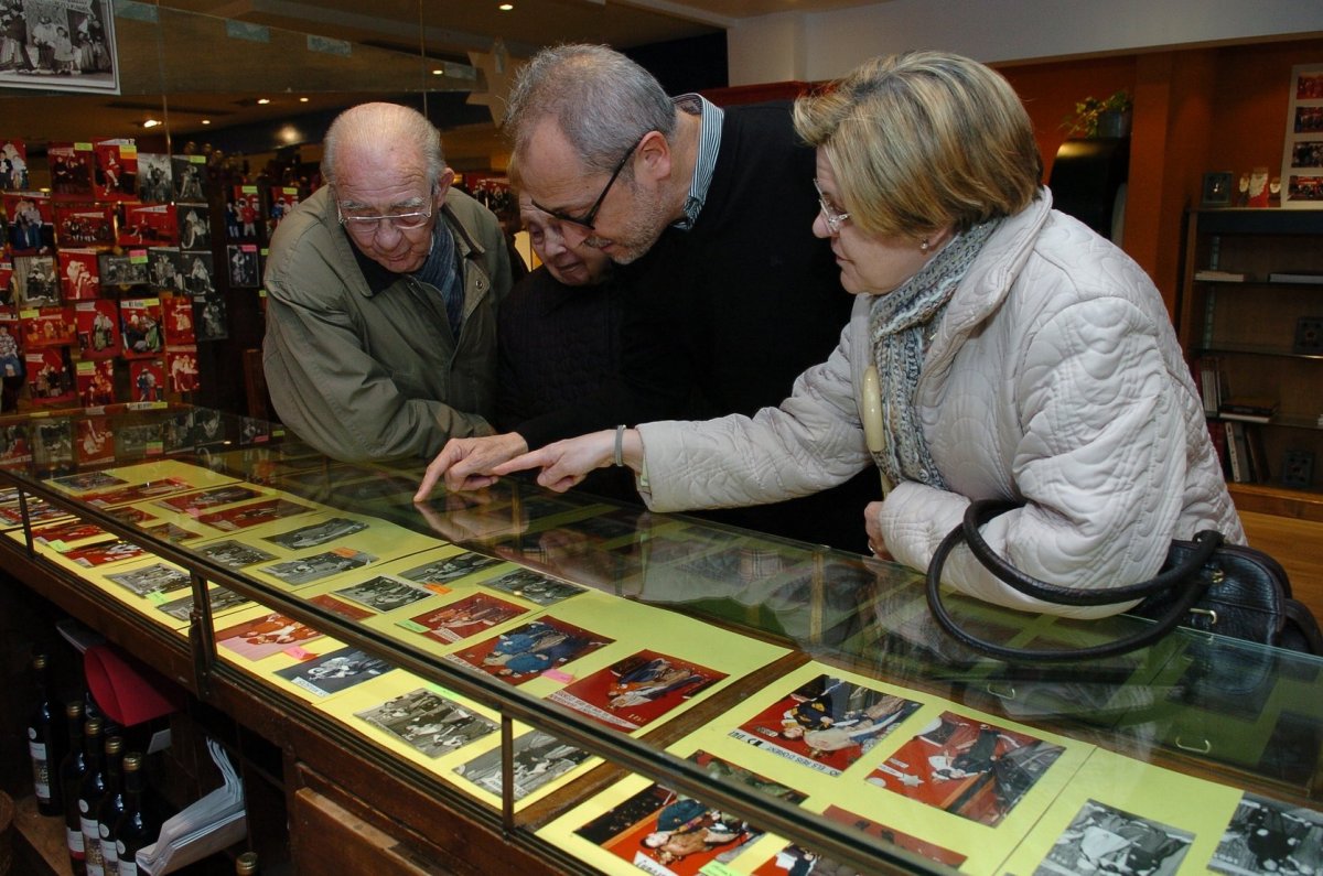 Amadeu Barbany i altres persones amb l'exposició que ja van muntar pels 60 anys de la visita dels Reis a la botiga