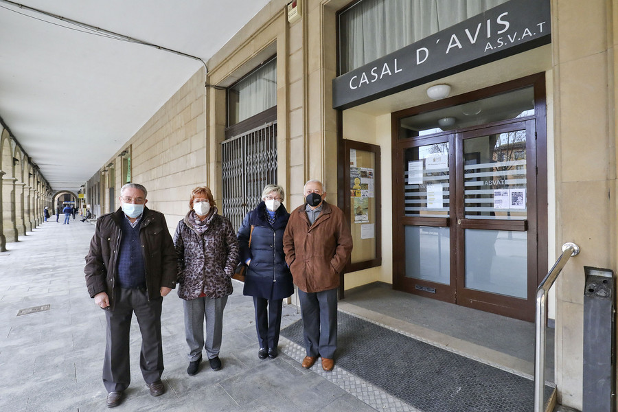 Juan Hernández, Dolors Mas, Maria Mercè Palou i Francisco Domènech, dimarts a la porta del local de l’ASVAT