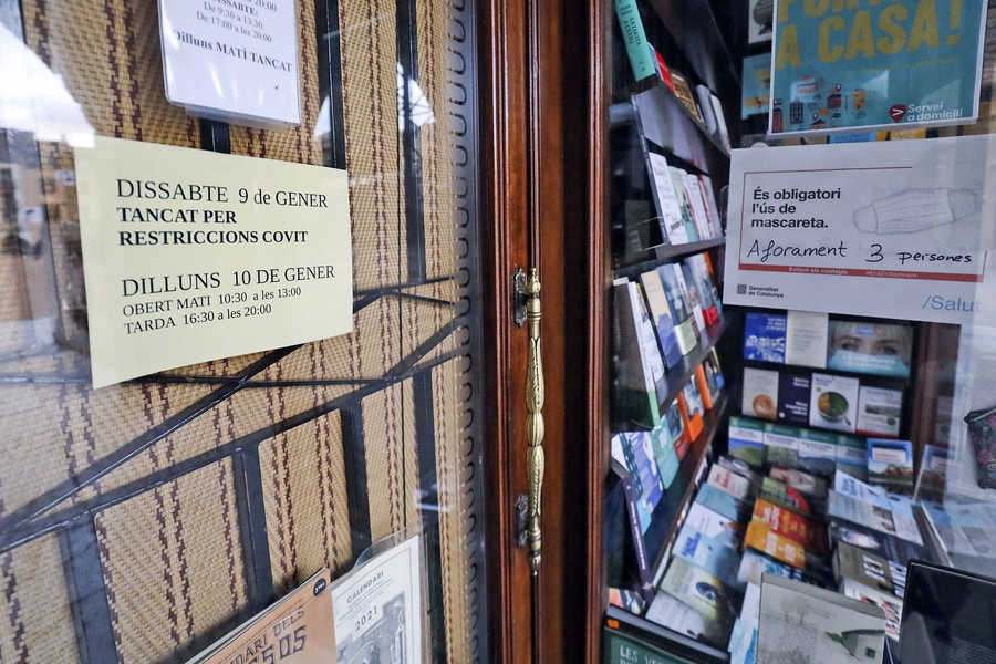 Cartell a la porta de la llibreria Anglada de Vic explicant el perquè del tancament