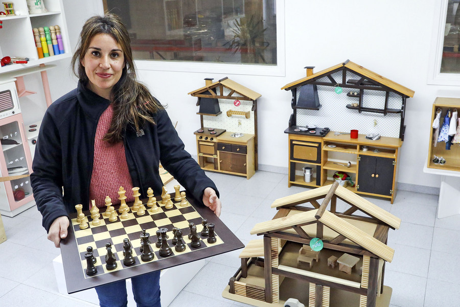 Anna Bassaganya amb un tauler (els fa l’empresa Rexapats Ferrer de la Garriga) i les peces i joguines que fabriquen