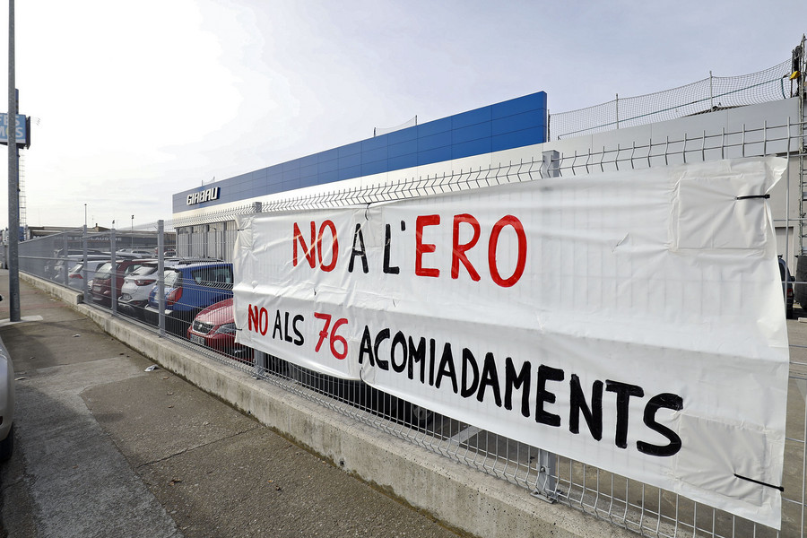 Els treballadors han penjat una pancarta demanant la retirada de l’ERO a la seu de l’empresa
