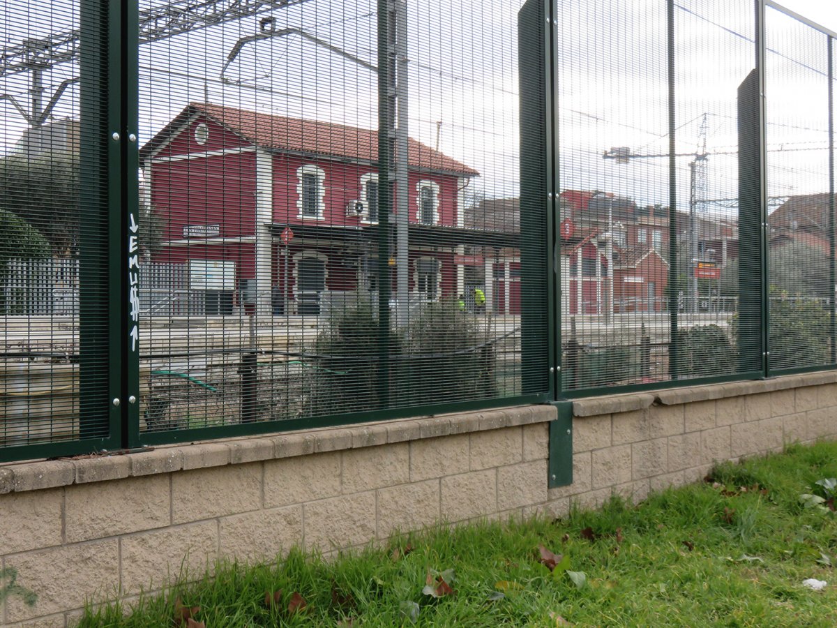 La tanca que protegeix les vies prop de l'estació de les Franqueses