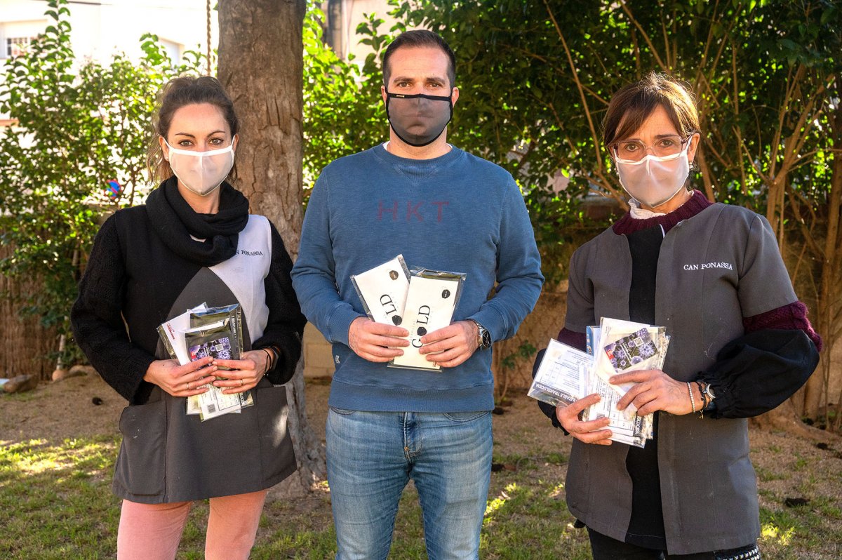 Josep Ruano amb dues usuàries de mascaretes transparents