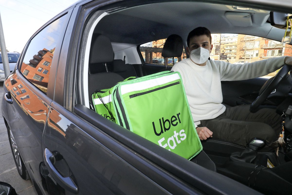 Roger Nadal amb el seu cotxe i la maleta d’Uber Eats, per a qui ha treballat com a autònom. Ara ha denunciat l’empresa