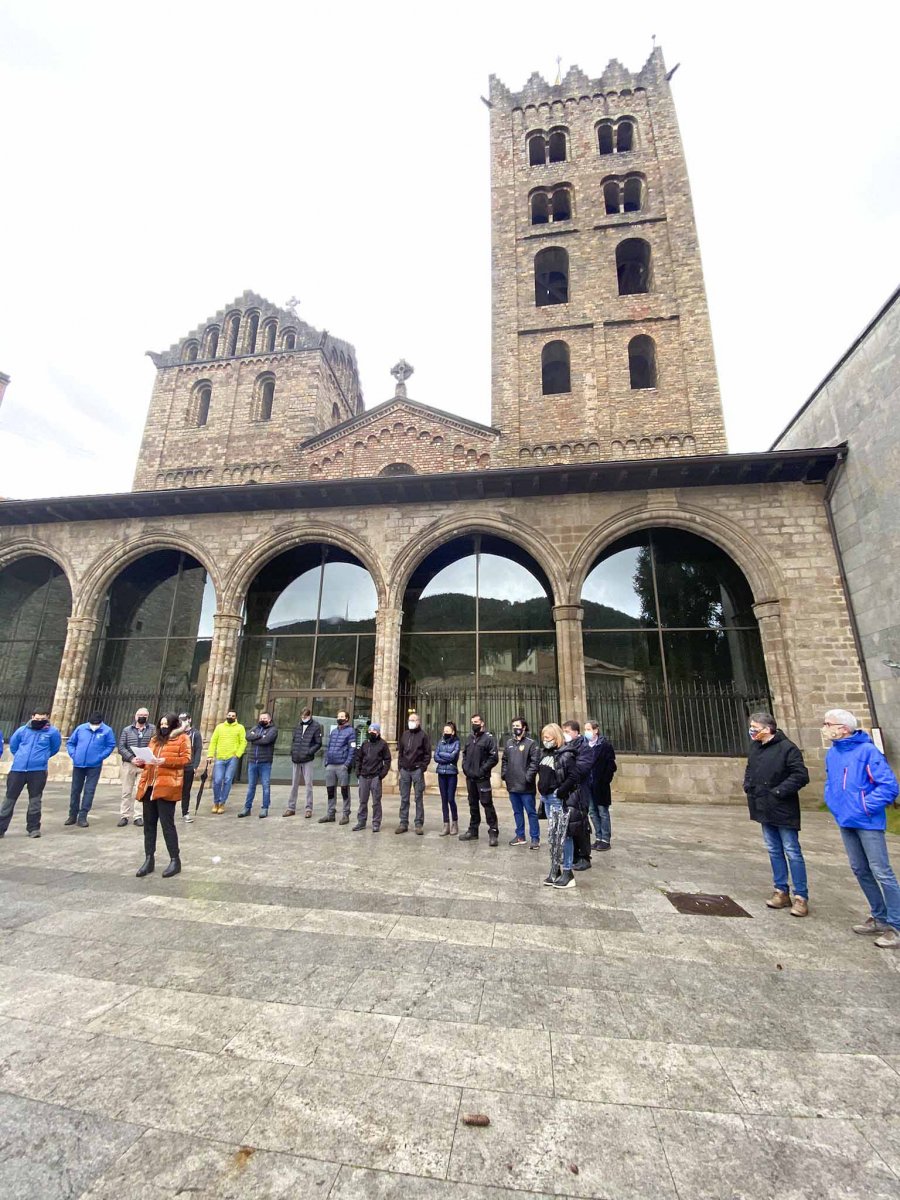 Els afectats llegint el manifest davant el monestir de Ripoll