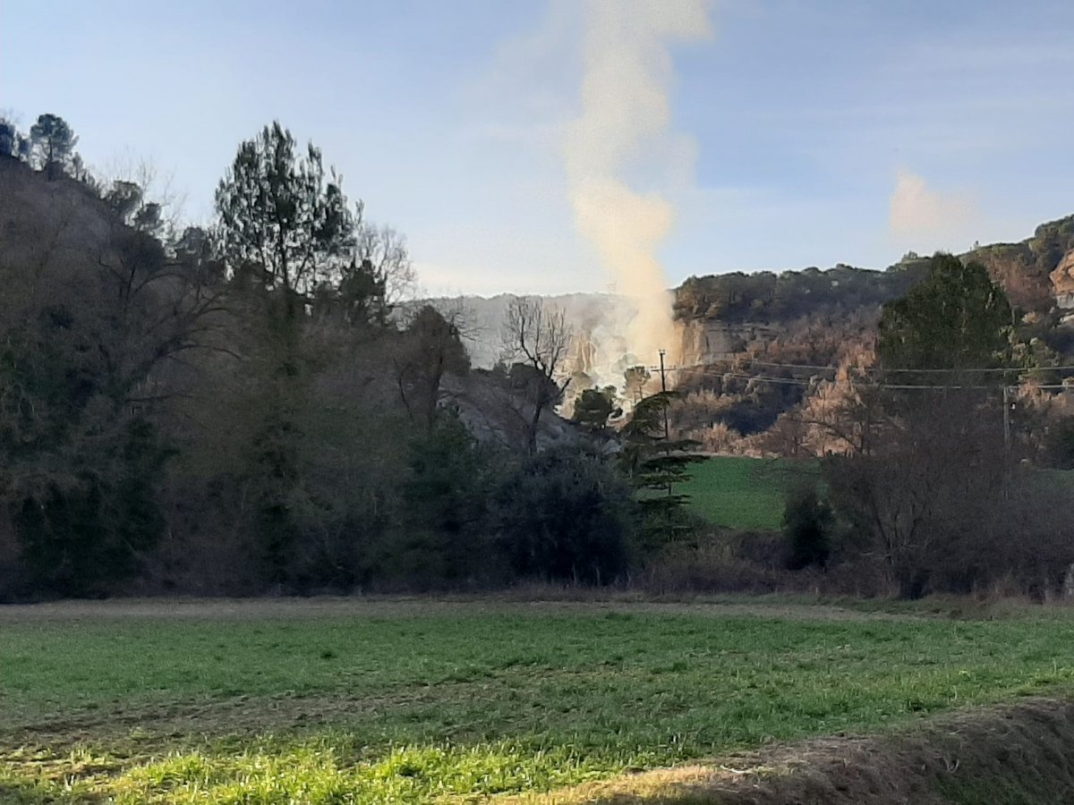 Una columna de fum que es veu des del parc Roqueta