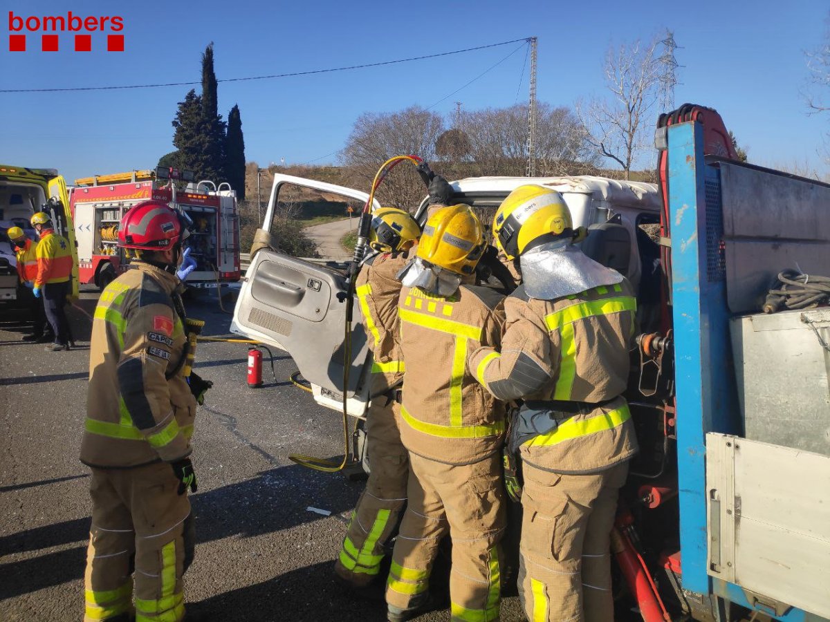 Els bombers han treballat per rescatar el ferit de l'interior del camió