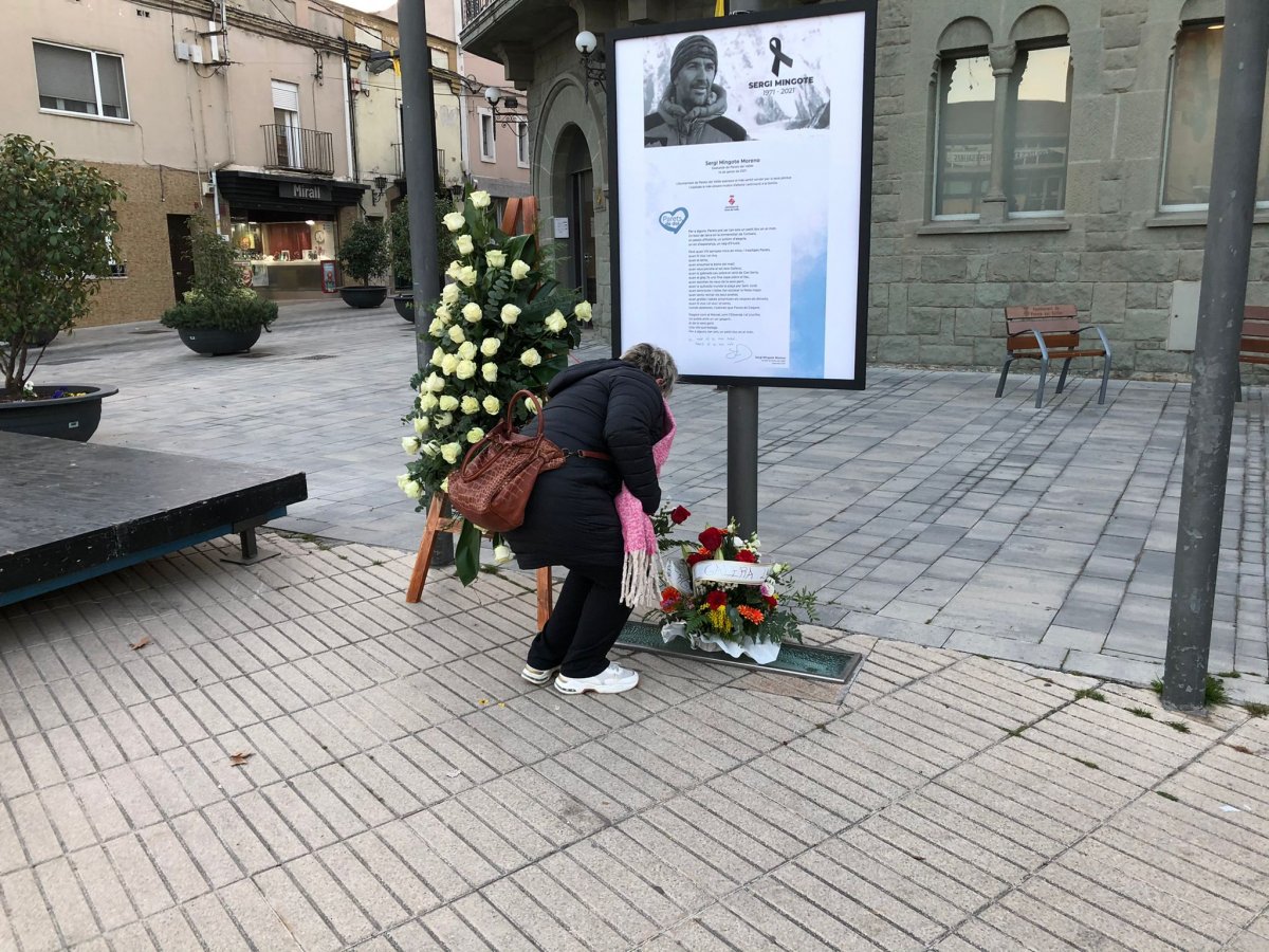 Aquest dimarts a la tarda ja es dipositaven les primeres flors al memorial instal·lat davant de l'ajuntament a la plaça de la Vila