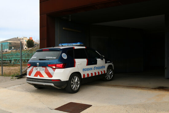 Un vehicle dels Mossos d'Esquadra amb els detinguts entrant als jutjats de Granollers