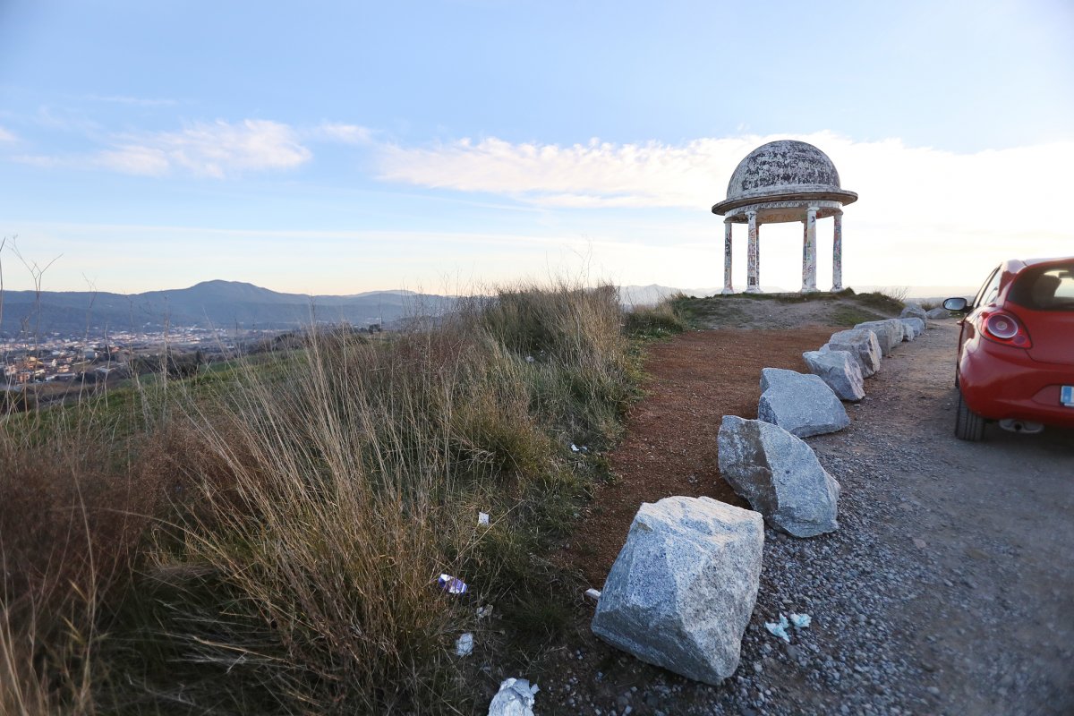 L'espai de la Miranda, molt a prop de la ronda de Granollers, amb les pedres que s'han posat recentment