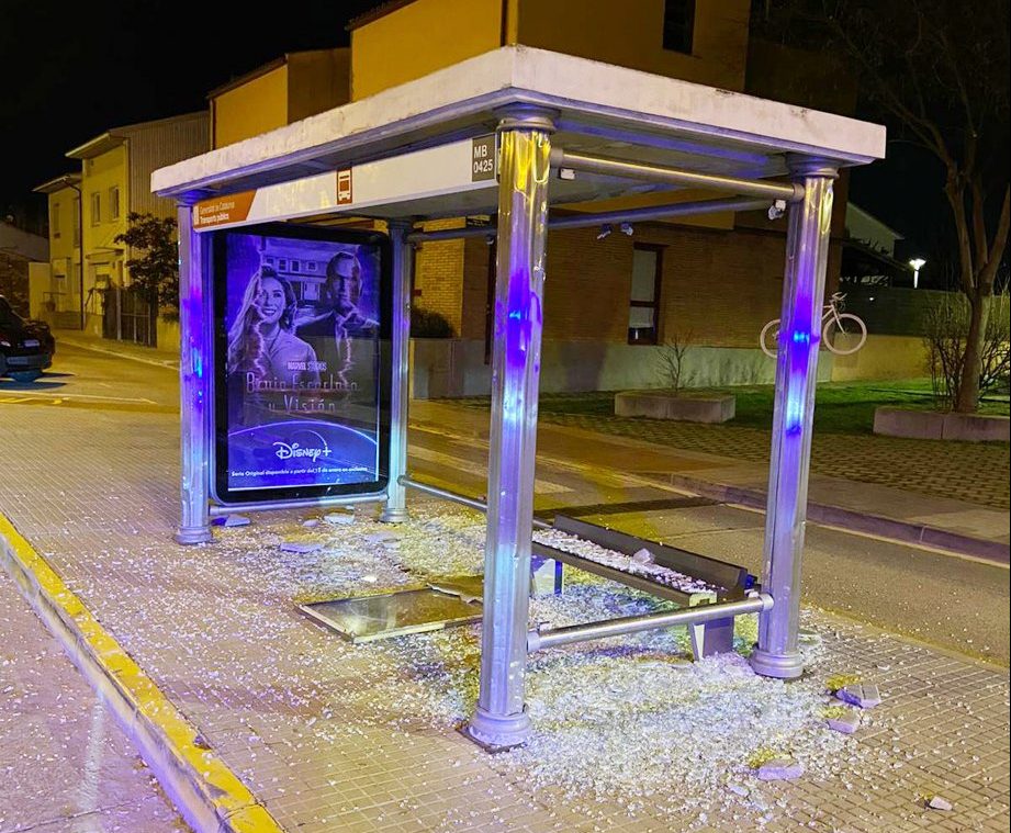 Els danys a la parada de bus malmesa