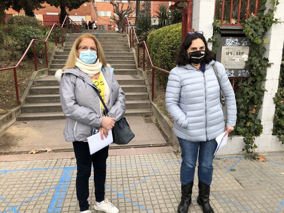 Isabel Huertas, a l'esquerra, i Magda Cot, aquest dilluns a les portes de l'institut Mollet