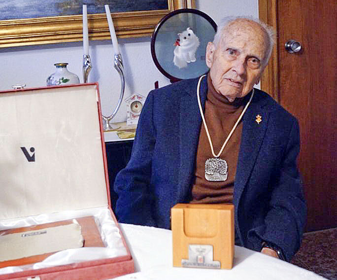 Josep Turró, amb la medalla centenària que va rebre el dia de Cap d’Any