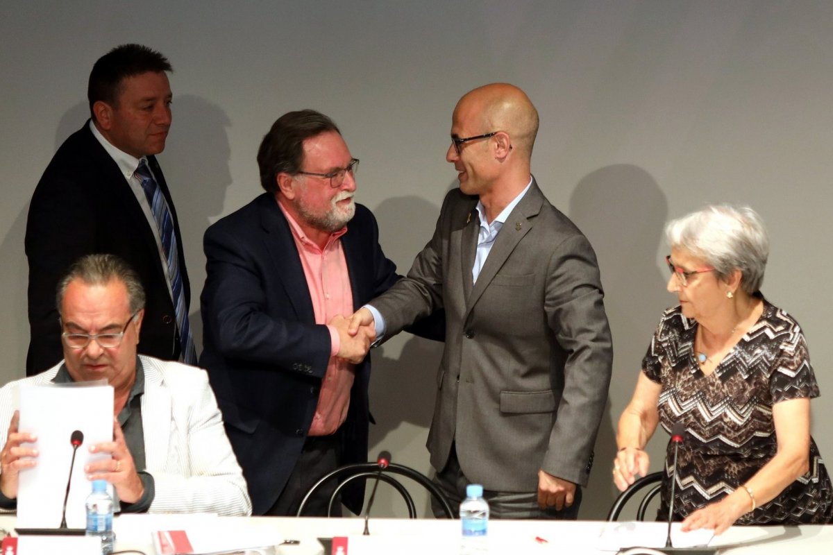 Francez Juzgado, a l'esquerra, saluda Jordi Seguer el dia de la constitució de l'Ajuntament