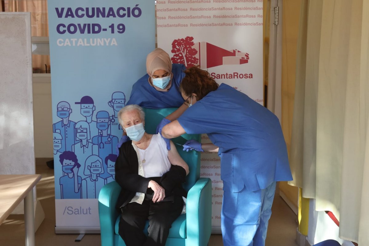 Dues infermeres administren la vacuna a Gracia Valencia, aquest dimarts al matí