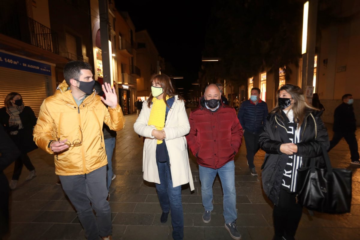 Borràs passeja pel carrer Anselm Clavé amb Àlex Sastre, Francesc Colomé i Laura Sabatés