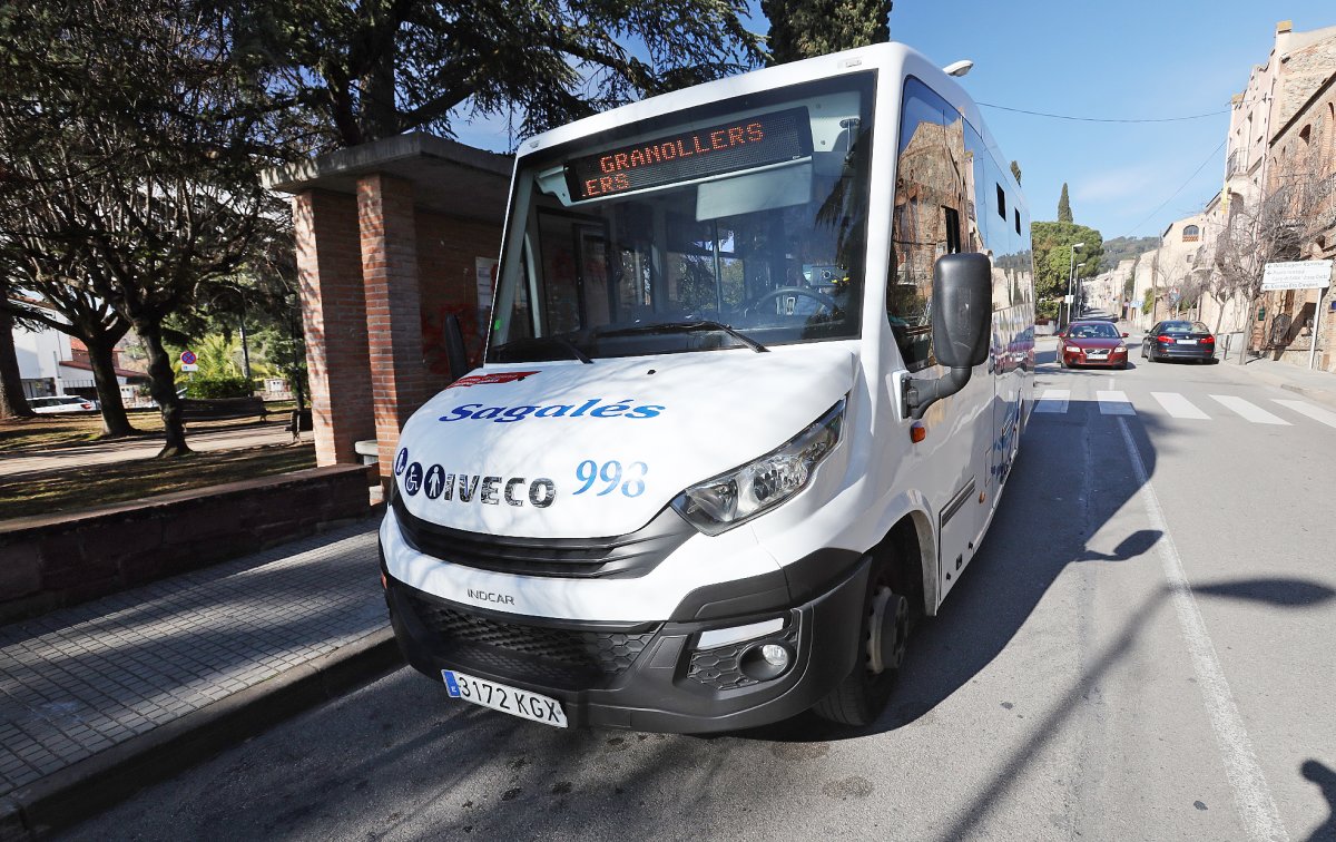 Un autobús de la línia urbana entre l'Ametlla i Granollers que també arriba a la Garriga algunes hores a la parada del carrer Torregassa, davant del parc de Joan Plumé