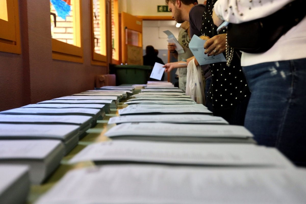 Paperetes a un col·legi electoral de Mollet el 2019