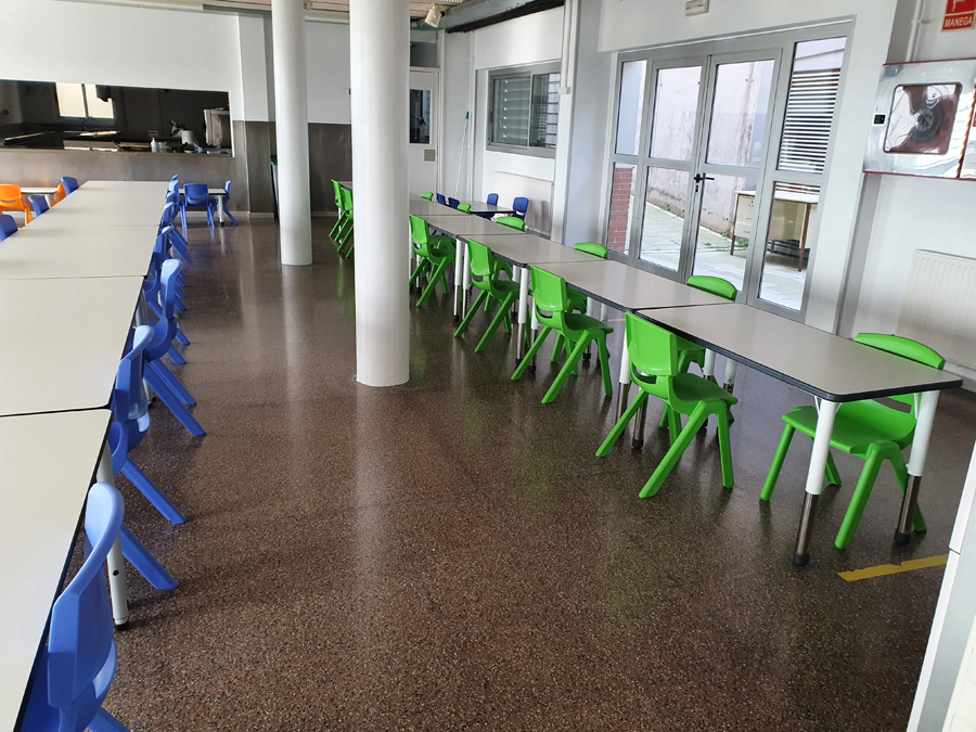 El nou mobiliari del menjador de l'escola Els Cingles