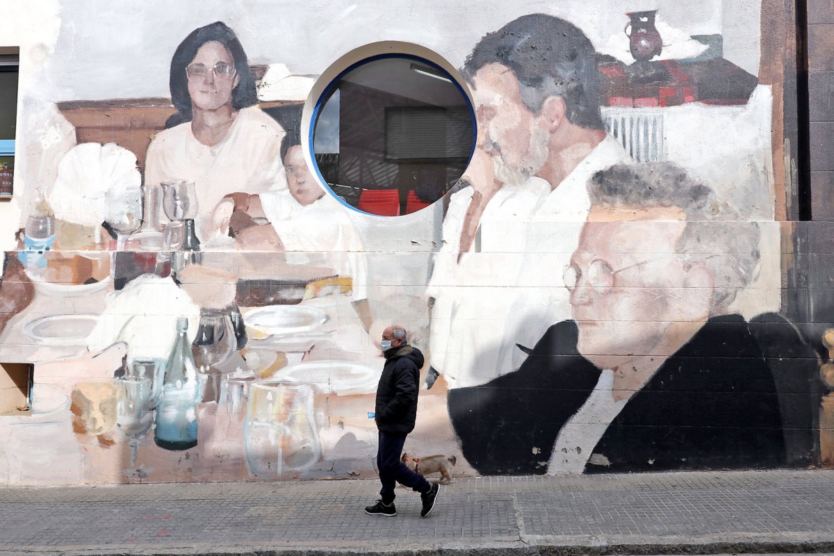 Un mural alegòric de la gent gran a l'exterior de la residència Asil Hospital de la Garriga