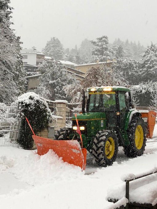 Un tractor de l'Ajuntament treient neu a Viladrau dissabte. Encara hi queda una carretera tallada