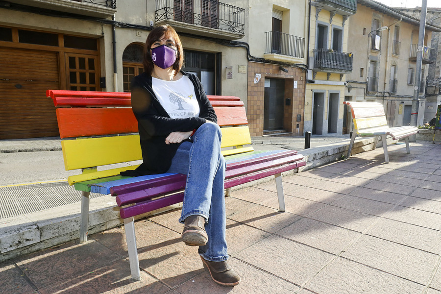 Quintana, divendres en un banc pintat amb els colors LGTBI de la plaça Major de Roda
