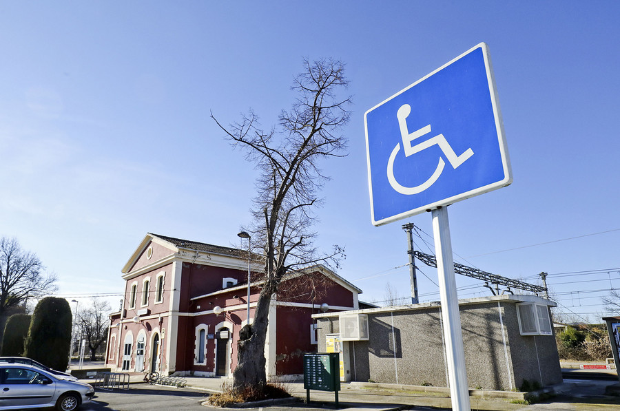 Un aparcament per a persones amb mobilitat reduïda a l'estació de Manlleu