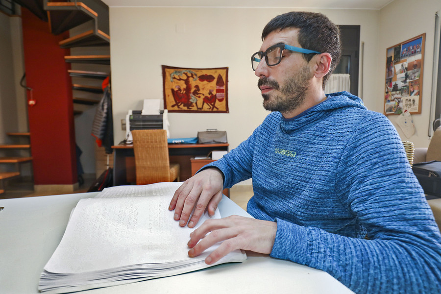 El torellonenc Fortià Prat amb un llibre en braille, la setmana passada a casa seva