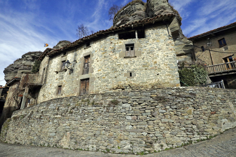 Vista de Can Saltiri, just a sota el castell de Rupit, roquer i documentat l’any 959