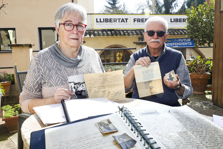 Montserrat Grau i Albert Prat, mostrant la documentació i les cartes del pare d'ella, Joan Grau i Pujadas