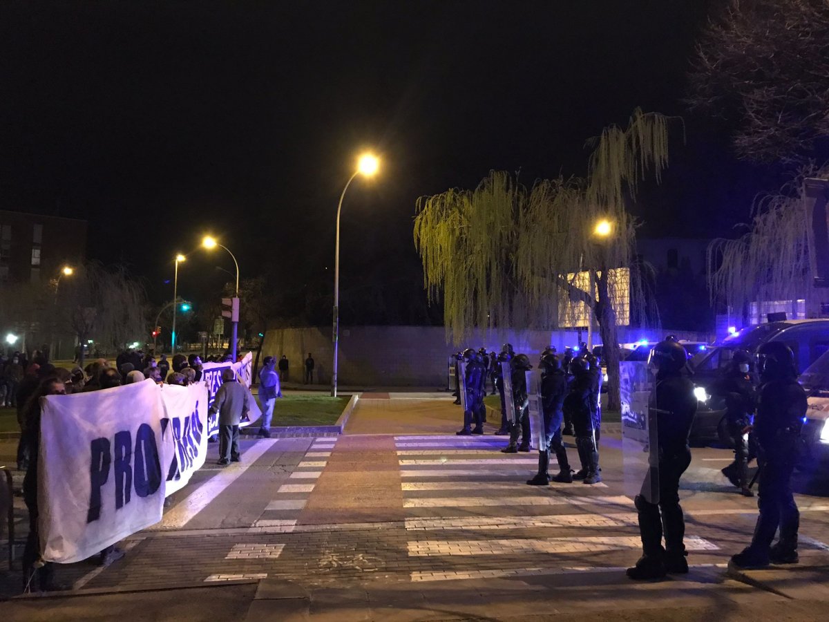 Els mossos han barrat el pas als manifestants abans d'arribar a la comissaria