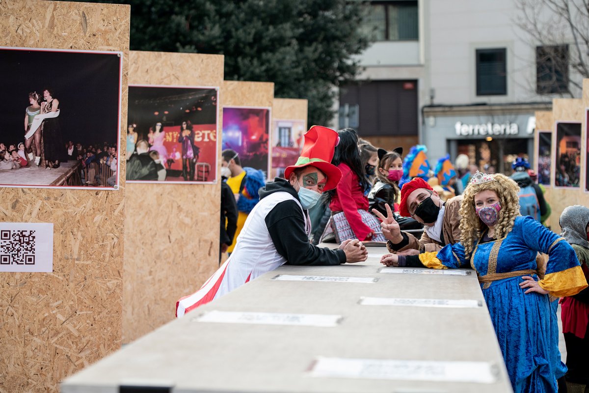 Visitants d'una de les exposicions sobre el Carnaval que hi ha a places i carrers