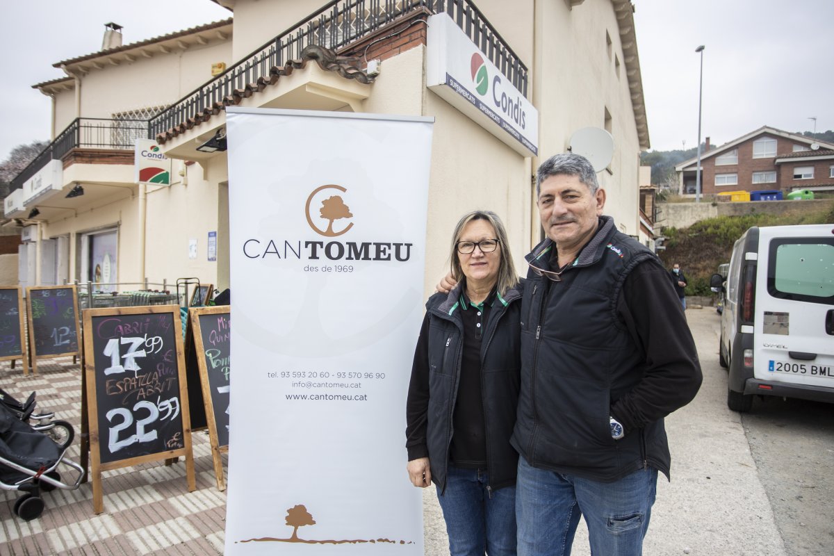 Francesc Cuní amb la seva dona Neus a la botiga que ara es traspassen per jubilació
