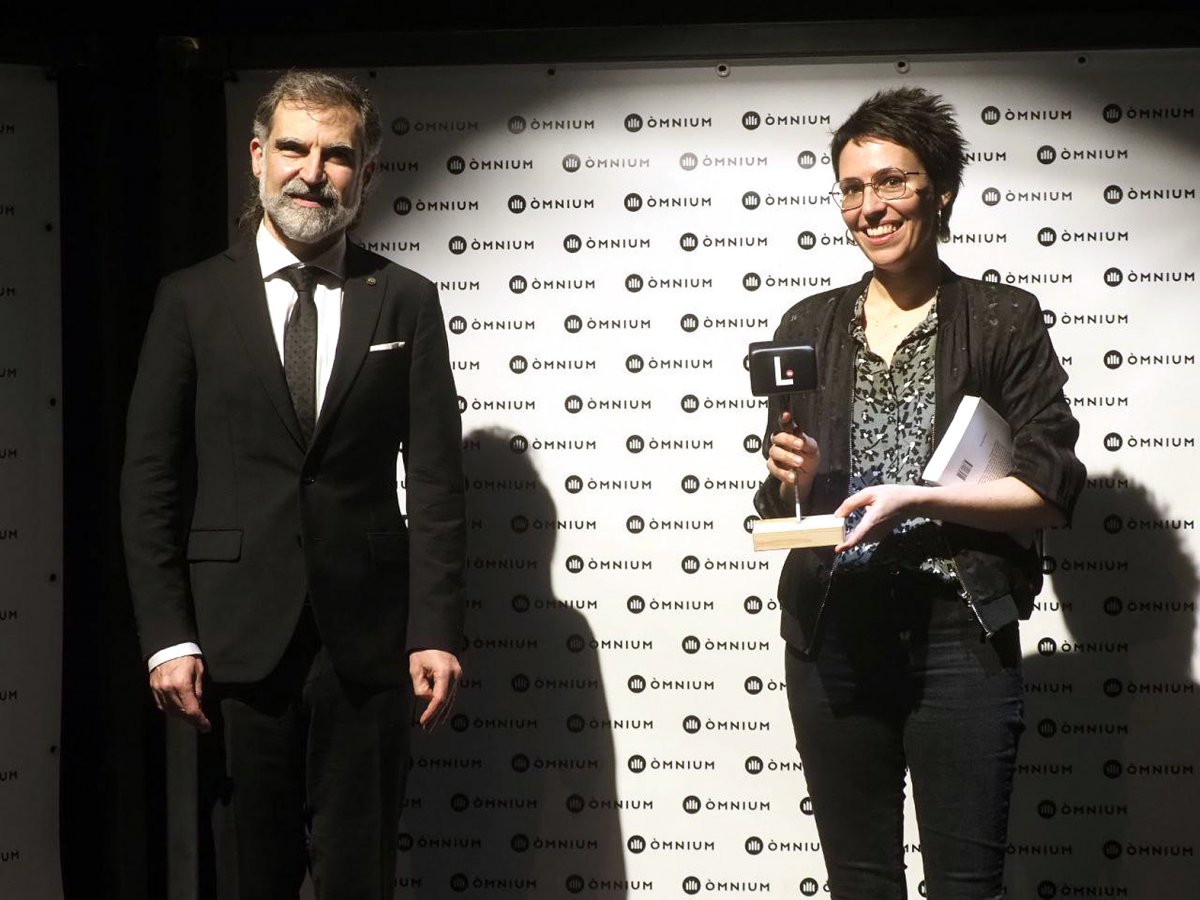 Jordi Cuixart, president d'Òmnium Cultural, va entregar el premi a Eva Baltasar