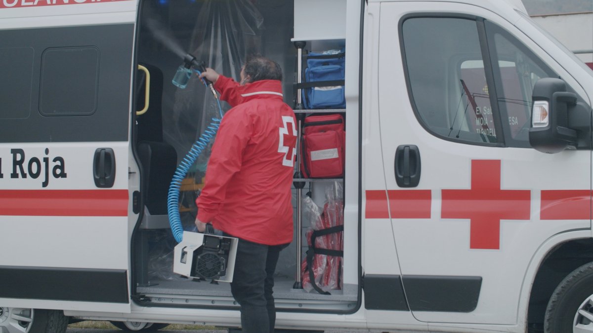 Conductors de la Creu Roja desinfectant amb el Sanifyer