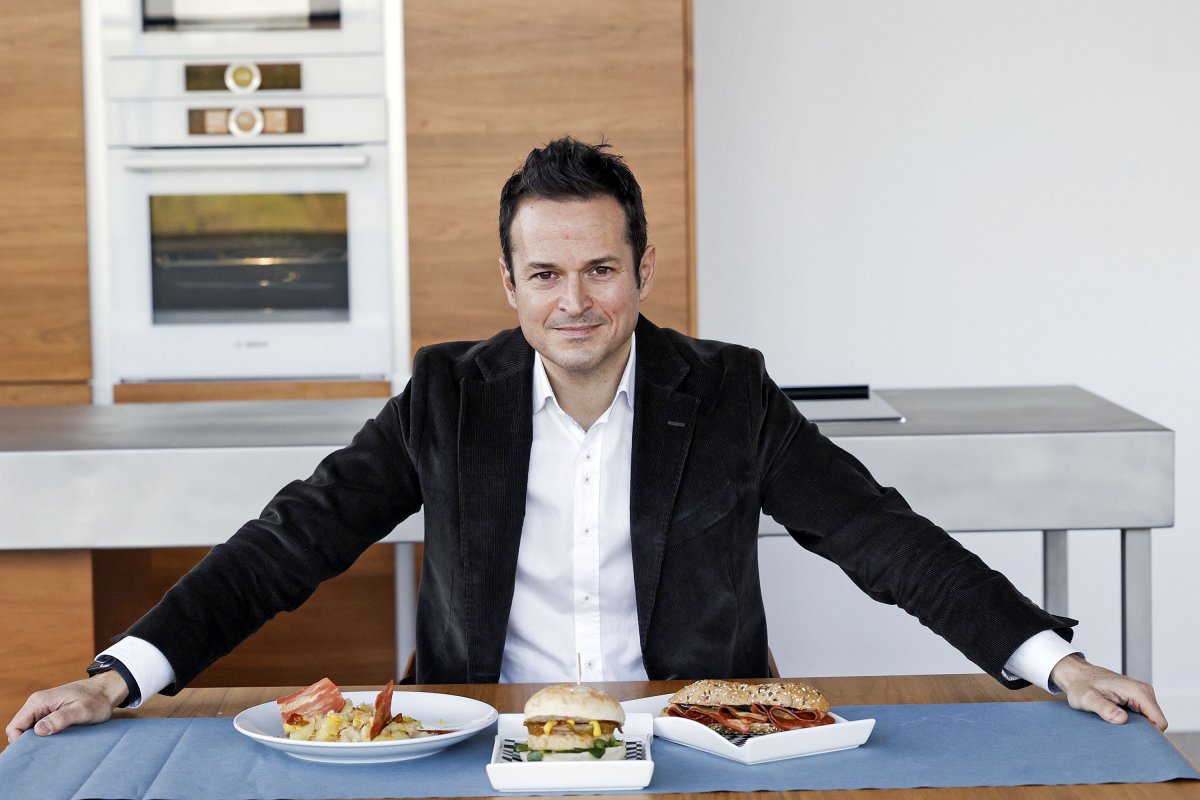 Santi Aliaga, CEO de la companyia, a la cuina de l’empresa on es fan proves de cocció dels nous aliments