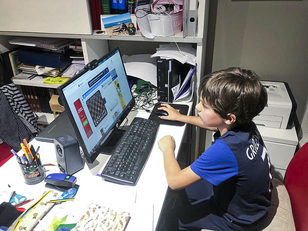 L'alumne de l'Escola d'Escacs a Osona Adrià Pérez, que durant la pandèmia ha estat doble campió de Catalunya Sub-8 en línia, durant una partida